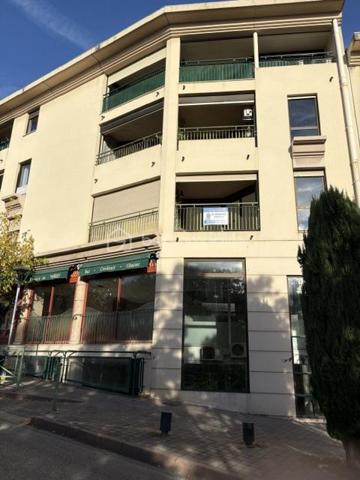 Appartement Type T3 au 1er étage avec ascenseur.
Il se compose : 1 grand séjour salon très lumineux de 55 m² environ avec balcon.
1 cuisine séparée pouvant être ouverte.
1 salle d'eau, 2 chambres avec placard, 1 WC.
Plusieurs rangements dans ce logement.
Au sous sol: 1 grand garage avec possibilité de rajouter une mezzanine pour du rangement.
Charge annuel 1732 Euros
Quartier recherché proche tous commerce et du centre ville.