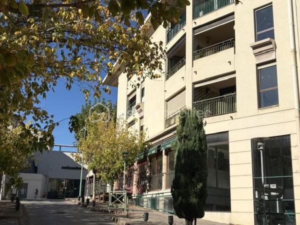 Appartement Type T3 au 1er étage avec ascenseur.
Il se compose : 1 grand séjour salon très lumineux de 55 m² environ avec balcon.
1 cuisine séparée pouvant être ouverte.
1 salle d'eau, 2 chambres avec placard, 1 WC.
Plusieurs rangements dans ce logement.
Au sous sol: 1 grand garage avec possibilité de rajouter une mezzanine pour du rangement.
Charge annuel 1732 Euros
Quartier recherché proche tous commerce et du centre ville.
