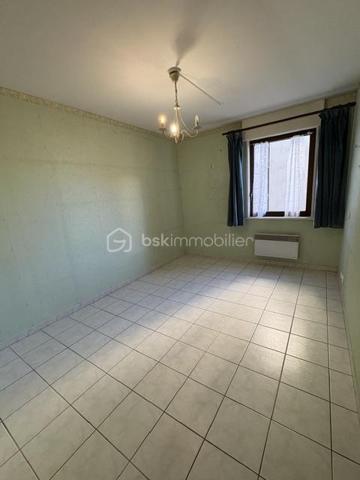 Appartement Type T3 au 1er étage avec ascenseur.
Il se compose : 1 grand séjour salon très lumineux de 55 m² environ avec balcon.
1 cuisine séparée pouvant être ouverte.
1 salle d'eau, 2 chambres avec placard, 1 WC.
Plusieurs rangements dans ce logement.
Au sous sol: 1 grand garage avec possibilité de rajouter une mezzanine pour du rangement.
Charge annuel 1732 Euros
Quartier recherché proche tous commerce et du centre ville.