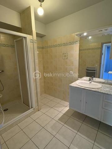 Appartement Type T3 au 1er étage avec ascenseur.
Il se compose : 1 grand séjour salon très lumineux de 55 m² environ avec balcon.
1 cuisine séparée pouvant être ouverte.
1 salle d'eau, 2 chambres avec placard, 1 WC.
Plusieurs rangements dans ce logement.
Au sous sol: 1 grand garage avec possibilité de rajouter une mezzanine pour du rangement.
Charge annuel 1732 Euros
Quartier recherché proche tous commerce et du centre ville.