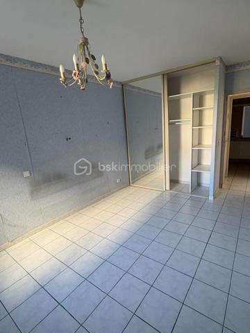 Appartement Type T3 au 1er étage avec ascenseur.
Il se compose : 1 grand séjour salon très lumineux de 55 m² environ avec balcon.
1 cuisine séparée pouvant être ouverte.
1 salle d'eau, 2 chambres avec placard, 1 WC.
Plusieurs rangements dans ce logement.
Au sous sol: 1 grand garage avec possibilité de rajouter une mezzanine pour du rangement.
Charge annuel 1732 Euros
Quartier recherché proche tous commerce et du centre ville.