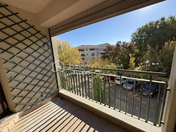 Appartement Type T3 au 1er étage avec ascenseur.
Il se compose : 1 grand séjour salon très lumineux de 55 m² environ avec balcon.
1 cuisine séparée pouvant être ouverte.
1 salle d'eau, 2 chambres avec placard, 1 WC.
Plusieurs rangements dans ce logement.
Au sous sol: 1 grand garage avec possibilité de rajouter une mezzanine pour du rangement.
Charge annuel 1732 Euros
Quartier recherché proche tous commerce et du centre ville.