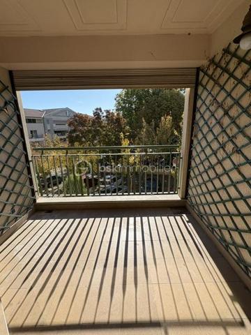 Appartement Type T3 au 1er étage avec ascenseur.
Il se compose : 1 grand séjour salon très lumineux de 55 m² environ avec balcon.
1 cuisine séparée pouvant être ouverte.
1 salle d'eau, 2 chambres avec placard, 1 WC.
Plusieurs rangements dans ce logement.
Au sous sol: 1 grand garage avec possibilité de rajouter une mezzanine pour du rangement.
Charge annuel 1732 Euros
Quartier recherché proche tous commerce et du centre ville.