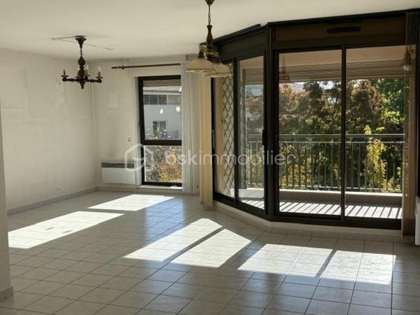 Appartement Type T3 au 1er étage avec ascenseur.
Il se compose : 1 grand séjour salon très lumineux de 55 m² environ avec balcon.
1 cuisine séparée pouvant être ouverte.
1 salle d'eau, 2 chambres avec placard, 1 WC.
Plusieurs rangements dans ce logement.
Au sous sol: 1 grand garage avec possibilité de rajouter une mezzanine pour du rangement.
Charge annuel 1732 Euros
Quartier recherché proche tous commerce et du centre ville.