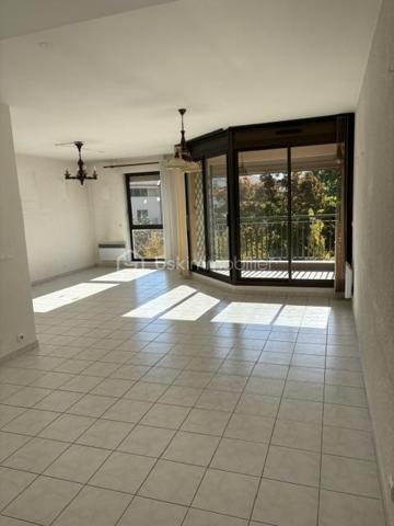 Appartement Type T3 au 1er étage avec ascenseur.
Il se compose : 1 grand séjour salon très lumineux de 55 m² environ avec balcon.
1 cuisine séparée pouvant être ouverte.
1 salle d'eau, 2 chambres avec placard, 1 WC.
Plusieurs rangements dans ce logement.
Au sous sol: 1 grand garage avec possibilité de rajouter une mezzanine pour du rangement.
Charge annuel 1732 Euros
Quartier recherché proche tous commerce et du centre ville.