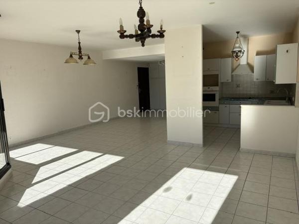Appartement Type T3 au 1er étage avec ascenseur.
Il se compose : 1 grand séjour salon très lumineux de 55 m² environ avec balcon.
1 cuisine séparée pouvant être ouverte.
1 salle d'eau, 2 chambres avec placard, 1 WC.
Plusieurs rangements dans ce logement.
Au sous sol: 1 grand garage avec possibilité de rajouter une mezzanine pour du rangement.
Charge annuel 1732 Euros
Quartier recherché proche tous commerce et du centre ville.