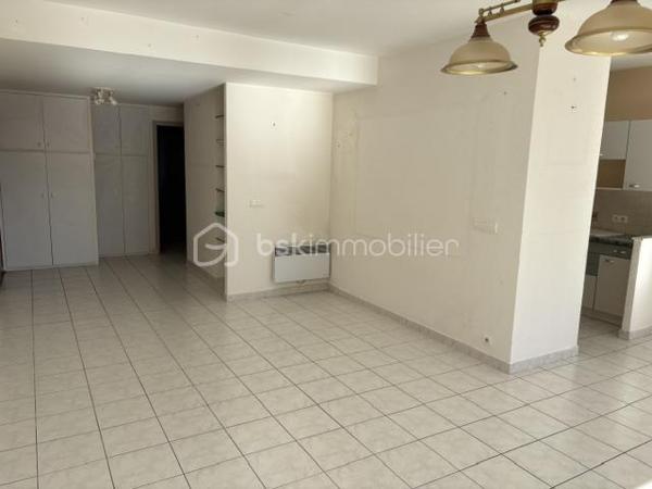 Appartement Type T3 au 1er étage avec ascenseur.
Il se compose : 1 grand séjour salon très lumineux de 55 m² environ avec balcon.
1 cuisine séparée pouvant être ouverte.
1 salle d'eau, 2 chambres avec placard, 1 WC.
Plusieurs rangements dans ce logement.
Au sous sol: 1 grand garage avec possibilité de rajouter une mezzanine pour du rangement.
Charge annuel 1732 Euros
Quartier recherché proche tous commerce et du centre ville.