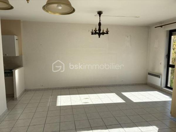 Appartement Type T3 au 1er étage avec ascenseur.
Il se compose : 1 grand séjour salon très lumineux de 55 m² environ avec balcon.
1 cuisine séparée pouvant être ouverte.
1 salle d'eau, 2 chambres avec placard, 1 WC.
Plusieurs rangements dans ce logement.
Au sous sol: 1 grand garage avec possibilité de rajouter une mezzanine pour du rangement.
Charge annuel 1732 Euros
Quartier recherché proche tous commerce et du centre ville.
