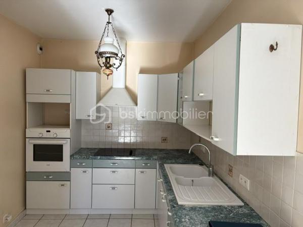 Appartement Type T3 au 1er étage avec ascenseur.
Il se compose : 1 grand séjour salon très lumineux de 55 m² environ avec balcon.
1 cuisine séparée pouvant être ouverte.
1 salle d'eau, 2 chambres avec placard, 1 WC.
Plusieurs rangements dans ce logement.
Au sous sol: 1 grand garage avec possibilité de rajouter une mezzanine pour du rangement.
Charge annuel 1732 Euros
Quartier recherché proche tous commerce et du centre ville.