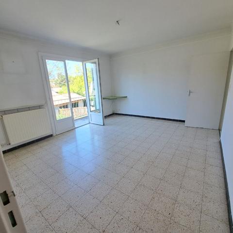 A VENDRE LAVELANET 2 APPARTEMENTS + 2 GARAGES + 2 JARDINS