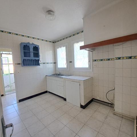 A VENDRE LAVELANET 2 APPARTEMENTS + 2 GARAGES + 2 JARDINS