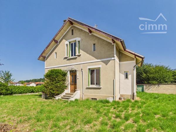 Découvrez cette charmante maison de 134 m² située à La Frette, idéale pour accueillir une famille.