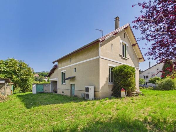 Découvrez cette charmante maison de 134 m² située à La Frette, idéale pour accueillir une famille.