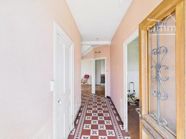 Découvrez cette charmante maison de 134 m² située à La Frette, idéale pour accueillir une famille.