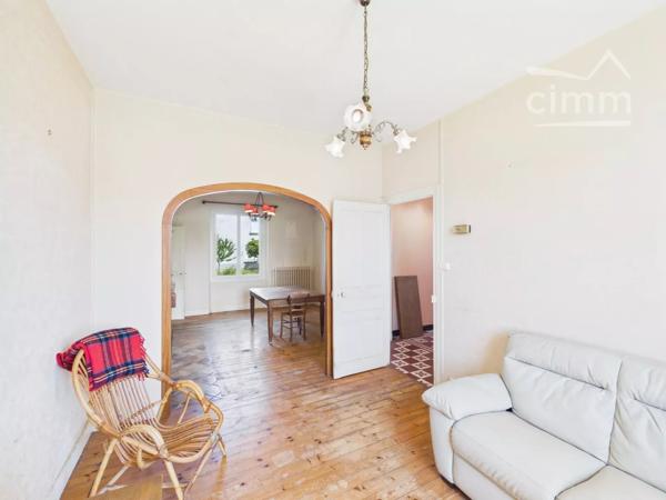 Découvrez cette charmante maison de 134 m² située à La Frette, idéale pour accueillir une famille.