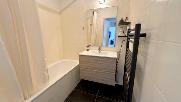 Appartement T3 Villeurbanne , GRATTE-CIEL, Cuisine US, 2 chambres, parquet, balcon, garage, copropriété récente.