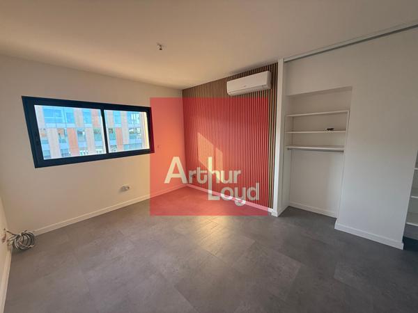 Bureaux contemporains avec grande terrasse Environnement tertiaire performant et valorisant