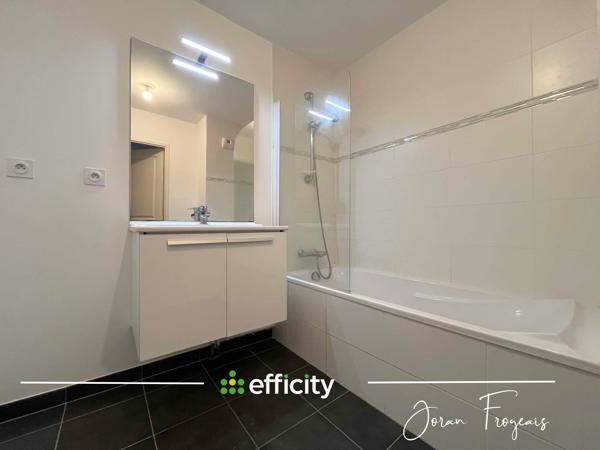 Appartement
         3 pièces
        - 63 m² 208 000 € *