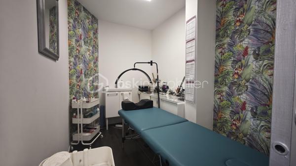 Yannick Lemesle BSK Immobilier vous propose la cession du droit au bail d'un local commercial à destination soins de beauté, situé à Castanet-Tolosan, commune dynamique du Grand Toulouse.

📐 LE LOCAL
• Surface de vente : 24 m² en rez-de-chaussée
• Dépendance sous-sol : 45 m² (stockage / vestiaires)
• Surface totale : 69 m²

📋 CONDITIONS DU BAIL
• Type : Bail commercial 3-6-9 — Prise d'effet le 08/02/2023
• Terme du bail : 07 février 2032 — Durée résiduelle : 5 ans et 9 mois
• Loyer : 800 € HT/mois (charges copropriété incluses)
• Dépôt de garantie : 750 € (1 mois)
• Destination : Soins de beauté — aucune clause de non-concurrence

✅ ATOUTS
• Loyer modéré dans une commune à fort pouvoir d'achat
• Bail sécurisé : 5 ans 9 mois restants pour amortir votre reprise
• Secteur beauté/bien-être : marché porteur et résilient
• Idéal pour esthéticienne, onglerie, soins corps, épilation, maquillage...

Pour plus d'information n'hésitez pas à me contacter!!!
