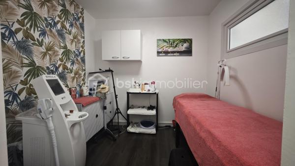 Yannick Lemesle BSK Immobilier vous propose la cession du droit au bail d'un local commercial à destination soins de beauté, situé à Castanet-Tolosan, commune dynamique du Grand Toulouse.

📐 LE LOCAL
• Surface de vente : 24 m² en rez-de-chaussée
• Dépendance sous-sol : 45 m² (stockage / vestiaires)
• Surface totale : 69 m²

📋 CONDITIONS DU BAIL
• Type : Bail commercial 3-6-9 — Prise d'effet le 08/02/2023
• Terme du bail : 07 février 2032 — Durée résiduelle : 5 ans et 9 mois
• Loyer : 800 € HT/mois (charges copropriété incluses)
• Dépôt de garantie : 750 € (1 mois)
• Destination : Soins de beauté — aucune clause de non-concurrence

✅ ATOUTS
• Loyer modéré dans une commune à fort pouvoir d'achat
• Bail sécurisé : 5 ans 9 mois restants pour amortir votre reprise
• Secteur beauté/bien-être : marché porteur et résilient
• Idéal pour esthéticienne, onglerie, soins corps, épilation, maquillage...

Pour plus d'information n'hésitez pas à me contacter!!!