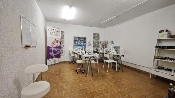 Yannick Lemesle BSK Immobilier vous propose la cession du droit au bail d'un local commercial à destination soins de beauté, situé à Castanet-Tolosan, commune dynamique du Grand Toulouse.

📐 LE LOCAL
• Surface de vente : 24 m² en rez-de-chaussée
• Dépendance sous-sol : 45 m² (stockage / vestiaires)
• Surface totale : 69 m²

📋 CONDITIONS DU BAIL
• Type : Bail commercial 3-6-9 — Prise d'effet le 08/02/2023
• Terme du bail : 07 février 2032 — Durée résiduelle : 5 ans et 9 mois
• Loyer : 800 € HT/mois (charges copropriété incluses)
• Dépôt de garantie : 750 € (1 mois)
• Destination : Soins de beauté — aucune clause de non-concurrence

✅ ATOUTS
• Loyer modéré dans une commune à fort pouvoir d'achat
• Bail sécurisé : 5 ans 9 mois restants pour amortir votre reprise
• Secteur beauté/bien-être : marché porteur et résilient
• Idéal pour esthéticienne, onglerie, soins corps, épilation, maquillage...

Pour plus d'information n'hésitez pas à me contacter!!!