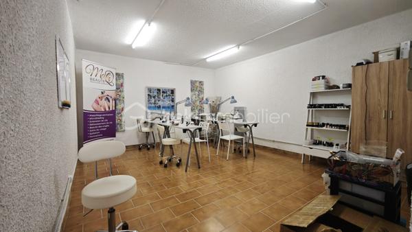 Yannick Lemesle BSK Immobilier vous propose la cession du droit au bail d'un local commercial à destination soins de beauté, situé à Castanet-Tolosan, commune dynamique du Grand Toulouse.

📐 LE LOCAL
• Surface de vente : 24 m² en rez-de-chaussée
• Dépendance sous-sol : 45 m² (stockage / vestiaires)
• Surface totale : 69 m²

📋 CONDITIONS DU BAIL
• Type : Bail commercial 3-6-9 — Prise d'effet le 08/02/2023
• Terme du bail : 07 février 2032 — Durée résiduelle : 5 ans et 9 mois
• Loyer : 800 € HT/mois (charges copropriété incluses)
• Dépôt de garantie : 750 € (1 mois)
• Destination : Soins de beauté — aucune clause de non-concurrence

✅ ATOUTS
• Loyer modéré dans une commune à fort pouvoir d'achat
• Bail sécurisé : 5 ans 9 mois restants pour amortir votre reprise
• Secteur beauté/bien-être : marché porteur et résilient
• Idéal pour esthéticienne, onglerie, soins corps, épilation, maquillage...

Pour plus d'information n'hésitez pas à me contacter!!!