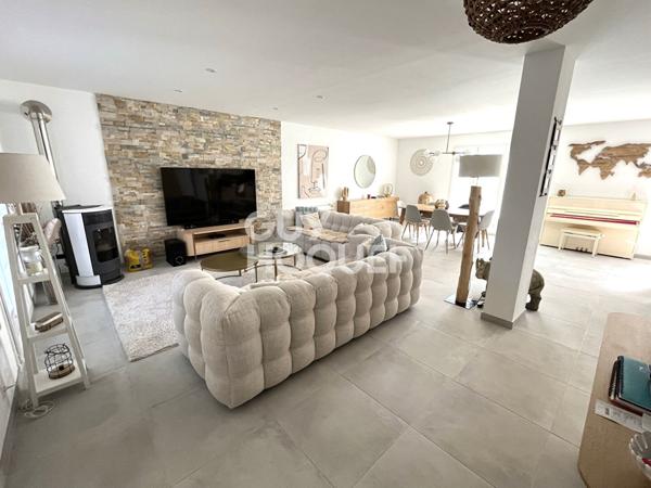 VENTE d'une maison de 6 pièces (181 m²) à SAINT HIPPOLYTE