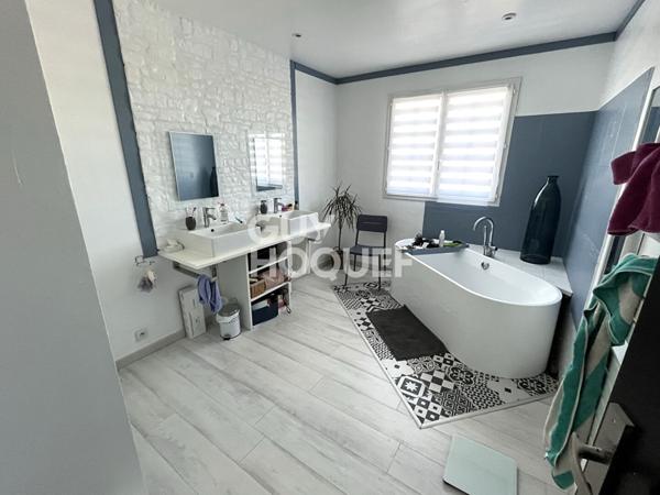 VENTE d'une maison de 6 pièces (181 m²) à SAINT HIPPOLYTE