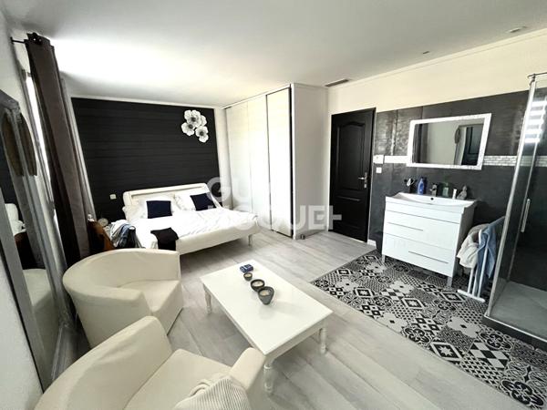 VENTE d'une maison de 6 pièces (181 m²) à SAINT HIPPOLYTE