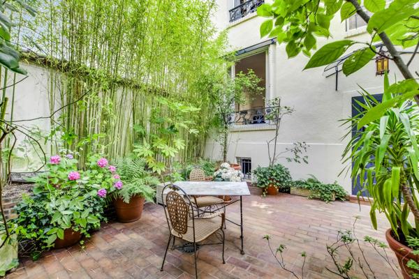 Appartement
         9 pièces
        - 222 m² Bien prestige 2 475 000 € *