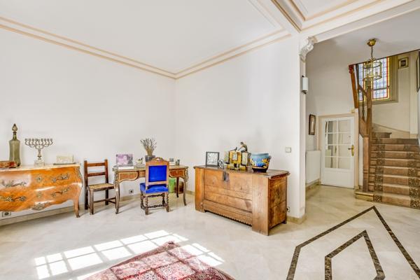Appartement
         9 pièces
        - 222 m² Bien prestige 2 475 000 € *