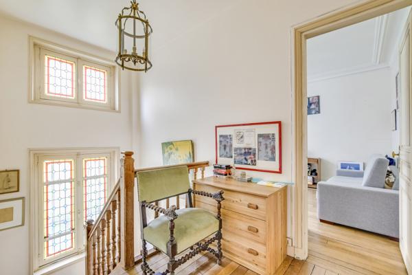 Appartement
         9 pièces
        - 222 m² Bien prestige 2 475 000 € *