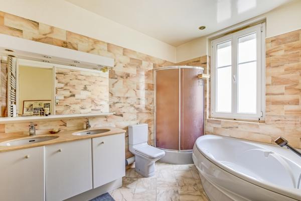 Appartement
         9 pièces
        - 222 m² Bien prestige 2 475 000 € *