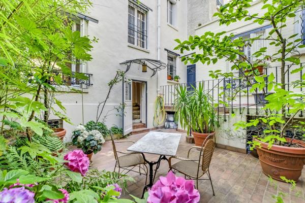 Appartement
         9 pièces
        - 222 m² Bien prestige 2 475 000 € *