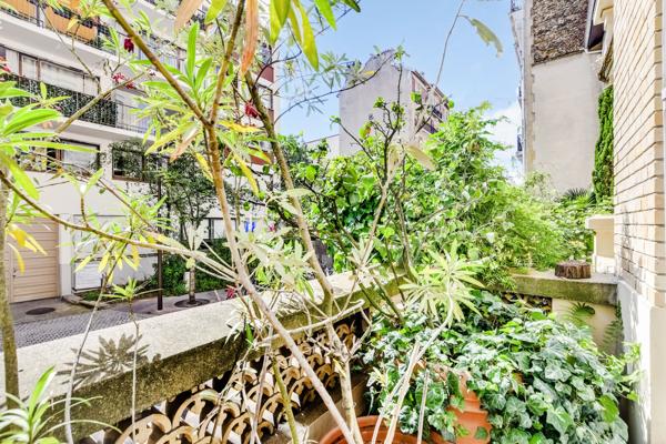 Appartement
         9 pièces
        - 222 m² Bien prestige 2 475 000 € *