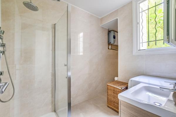 Appartement
         9 pièces
        - 222 m² Bien prestige 2 475 000 € *