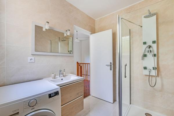 Appartement
         9 pièces
        - 222 m² Bien prestige 2 475 000 € *