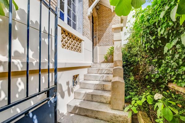 Appartement
         9 pièces
        - 222 m² Bien prestige 2 475 000 € *