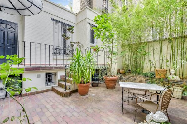 Appartement
         9 pièces
        - 222 m² Bien prestige 2 475 000 € *
