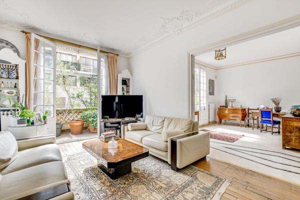Appartement
         9 pièces
        - 222 m² Bien prestige 2 475 000 € *