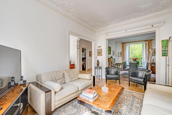 Appartement
         9 pièces
        - 222 m² Bien prestige 2 475 000 € *