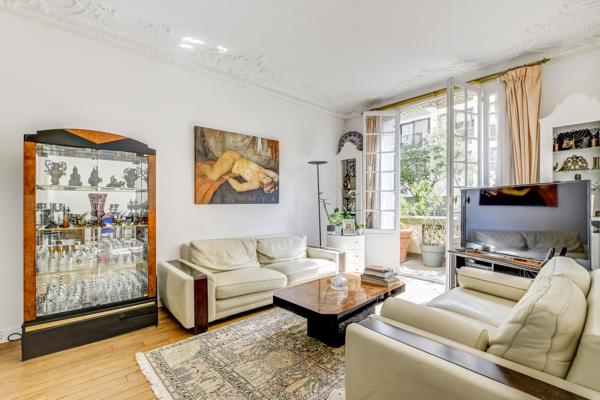 Appartement
         9 pièces
        - 222 m² Bien prestige 2 475 000 € *