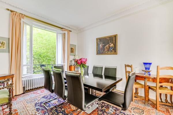 Appartement
         9 pièces
        - 222 m² Bien prestige 2 475 000 € *
