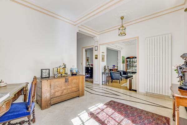 Appartement
         9 pièces
        - 222 m² Bien prestige 2 475 000 € *