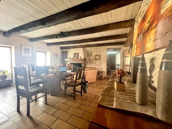 Vente                                                      Maison de village
                        
                                         110 m2                     à Fleuré