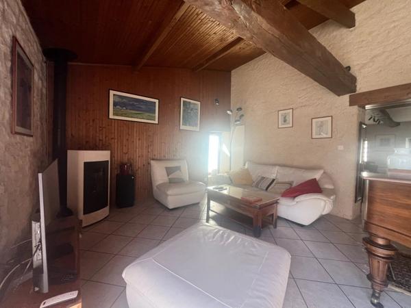 Vente                                                      Maison de village
                        
                                         110 m2                     à Fleuré