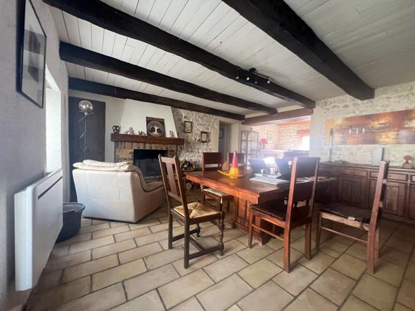 Vente                                                      Maison de village
                        
                                         110 m2                     à Fleuré