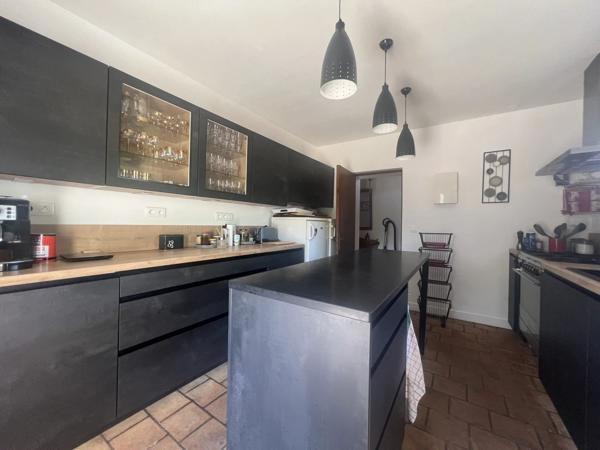 Vente                                                      Maison de village
                        
                                         110 m2                     à Fleuré
