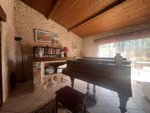 Vente                                                      Maison de village
                        
                                         110 m2                     à Fleuré