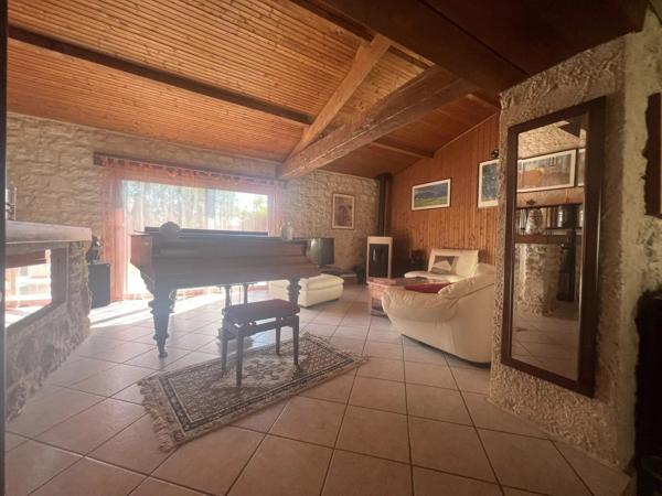 Vente                                                      Maison de village
                        
                                         110 m2                     à Fleuré